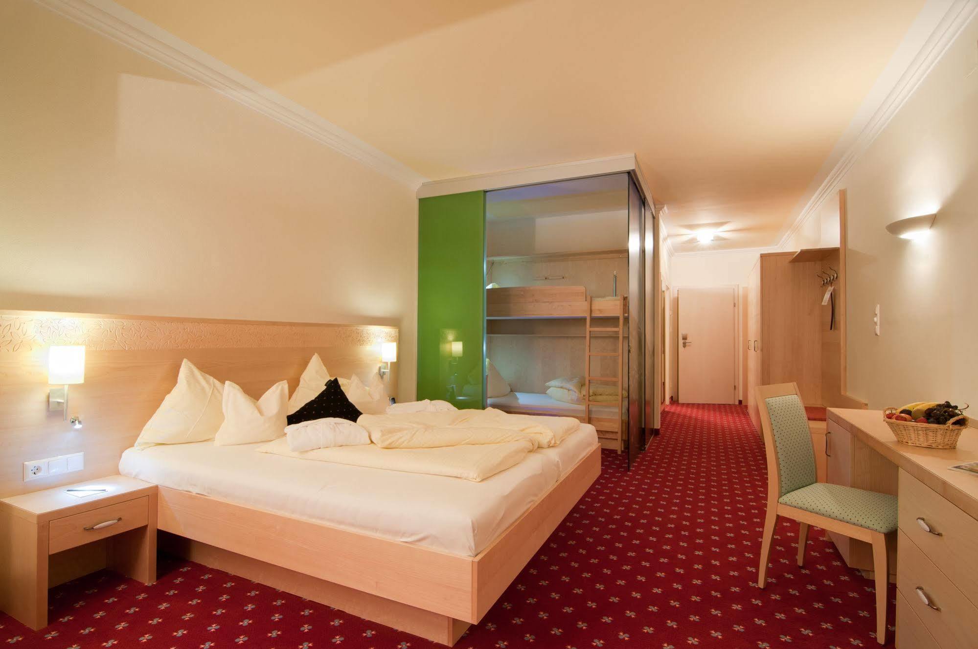 Family & Sporthotel Kaerntnerhof Bad Kleinkirchheim Bagian luar foto